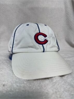 Vintage White Chicago Cubs Baseball Cap with Red 'C' Logo and Navy Trim‎